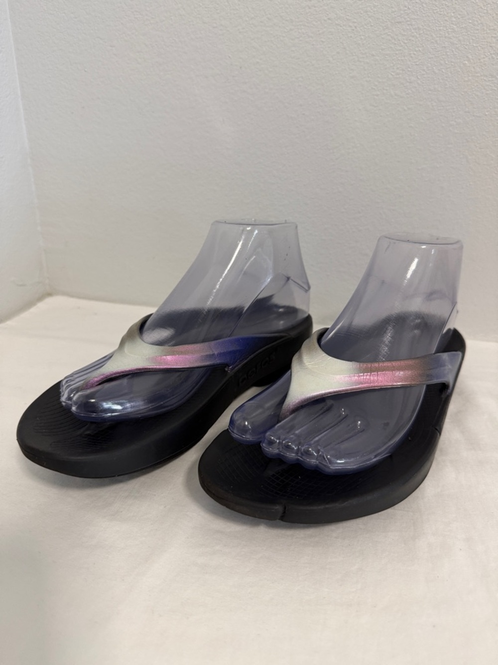 Oofos flip flop thong sandals purple/silver women’s Sz6